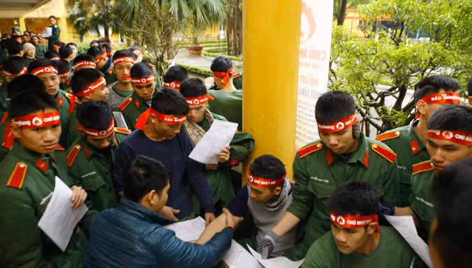 Xếp hàng đăng ký và khám để hiến máu. Ảnh: Như Ý.