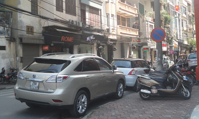 Đỗ xe bất chấp biển cấm