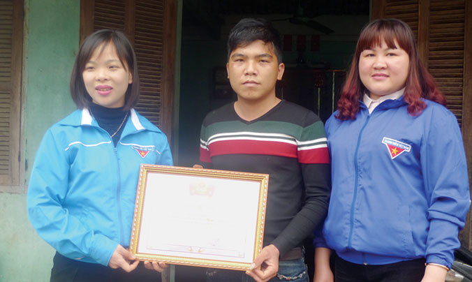 Anh Đàm Sỹ Nguyên (giữa) nhận giấy khen của Đoàn Thanh niên. Ảnh: Duy Chiến.