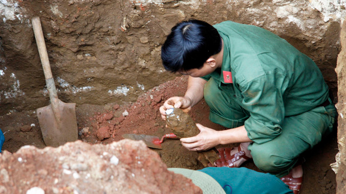 Tháo gỡ quả đạn cối dưới móng nhà.