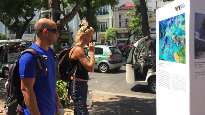 Du khách quốc tế ghé thăm “Nụ cười Việt Nam”, triển lãm ảnh kéo dài hết 2/10 tại Bờ Hồ. Ảnh: Toan Toan.