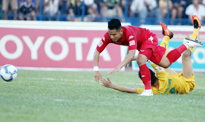 Cả Bình Dương (trên) lẫn Thanh Hoá (dưới) đều “ngã chổng vó” gây thất vọng lớn ở mùa giải vừa qua. Ảnh: VSI.