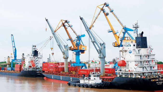 65% dòng thuế nhập khẩu bị xóa bỏ ngay khi TPP có hiệu lực sẽ gây sức ép không nhỏ lên hàng hóa trong nước. Ảnh: TTXVN.