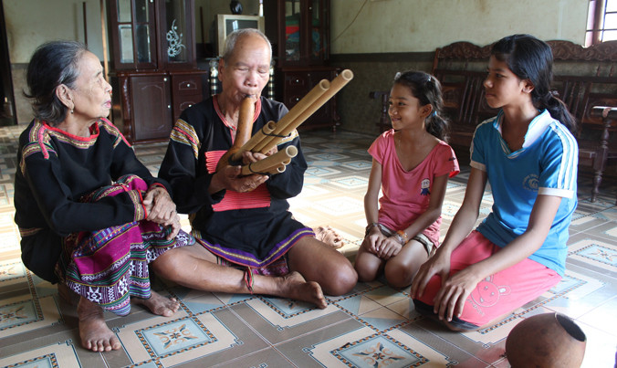 Dạy nhạc cụ cho con cháu.