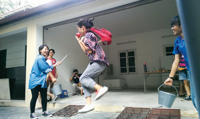 Hai cái xô nhôm nối với nhau bằng lò xo, khi biểu diễn dùng dùi miết vào lò xo. Xô nhôm biến thành dụng cụ nhảy dây kết hợp tiếng lục lạc ở nhân người nhảy, tạo ra âm thanh khác biệt.