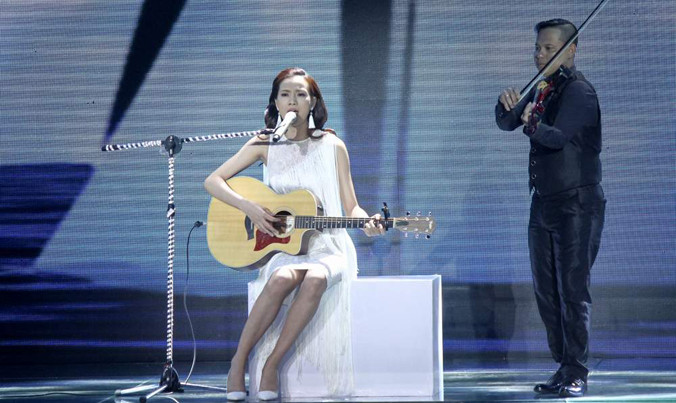 Trương Kiều Diễm thường xuất hiện giản dị với cây đàn, hát những sáng tác của chính mình. Ảnh: Windy.