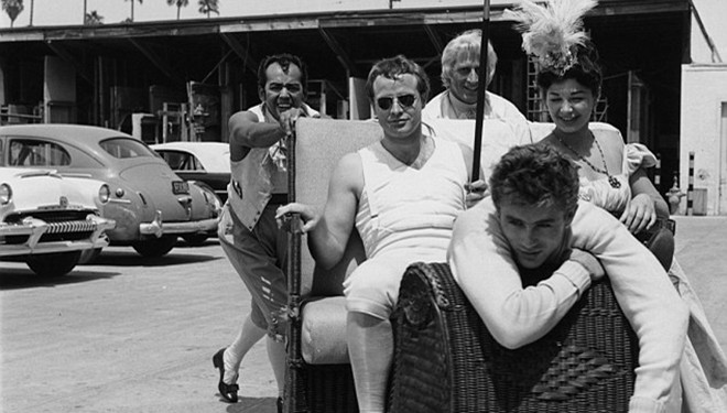 Mối quan hệ phức tạp của Marlon Brando và James Dean (phía trước) được nhắc đến trong cuốn sách mới.