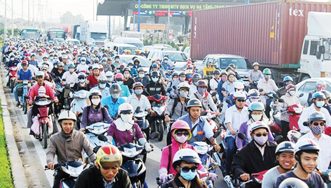 Thu phí cầu đường dưới hình thức mua vé qua trạm gây ùn tắc giao thông.