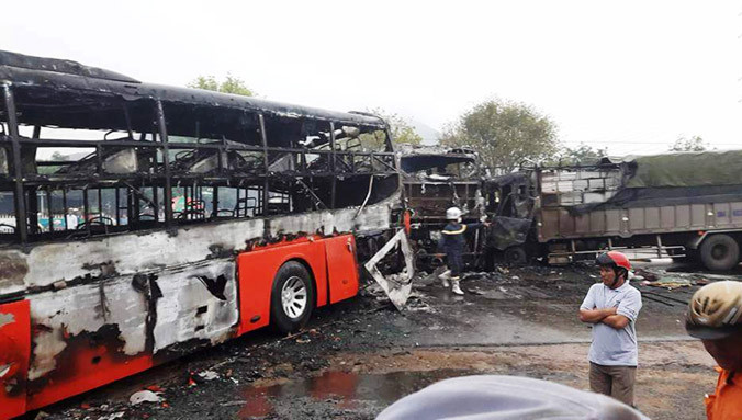 Các phương tiện bị thiêu rụi.