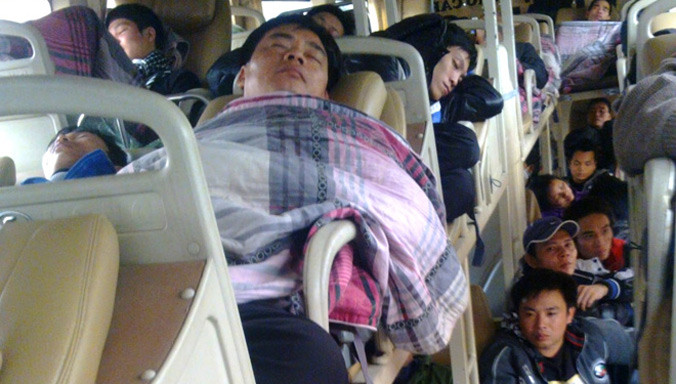 Mỗi dịp về quê ăn Tết, người dân lại ám ảnh với nạn nhồi nhét. Ảnh: Hồng Vĩnh.