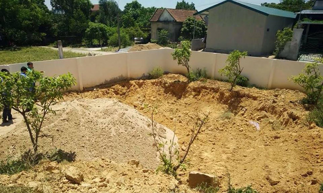 Lực lượng chức năng phát hiện thêm hai vị trí chôn chất thải của Cty MTKA tại địa bàn phường Kỳ Trinh. 