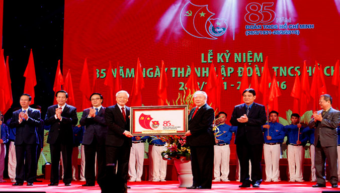 Tổng Bí thư Nguyễn Phú Trọng tặng bức tranh chúc mừng Đoàn Thanh niên Cộng sản Hồ Chí Minh. Ảnh: Như Ý.