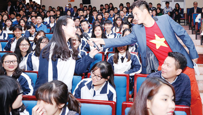 Nhiều bạn trẻ tham gia đặt những câu hỏi xung quanh hoạt động bầu cử Quốc hội. Ảnh: Vương Đức.