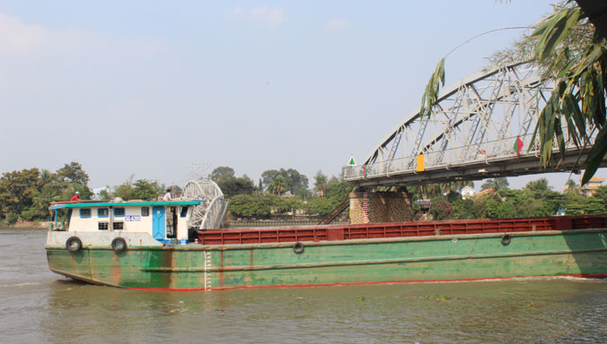 Sà lan đã được lưu thông qua cầu Ghềnh với tải trọng được kiểm sát.