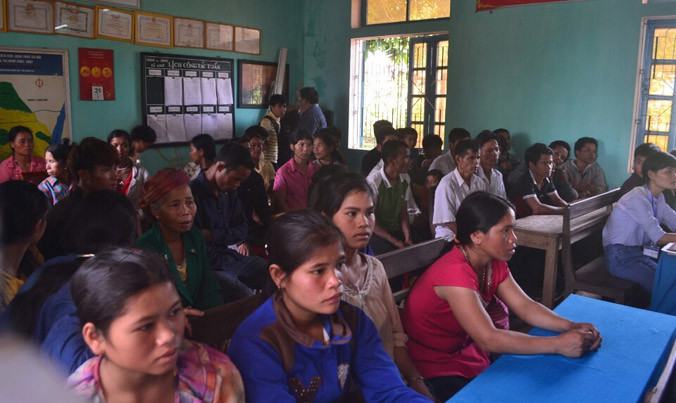 Hướng dẫn đồng bào ở xã Pa Tầng (Đakrông) kê khai thủ tục làm giấy đăng ký kết hôn, quốc tịch.