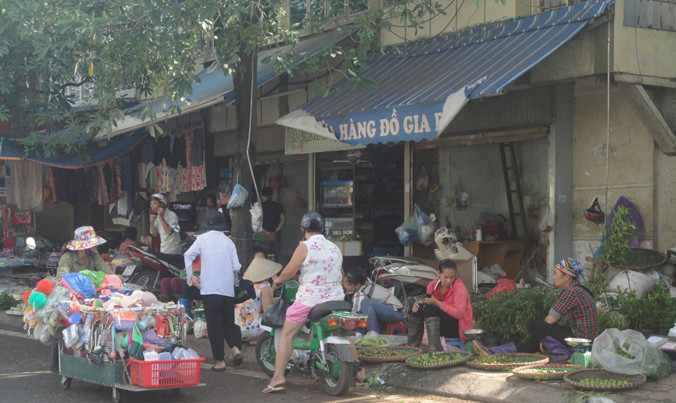 Chợ cóc át chợ chính