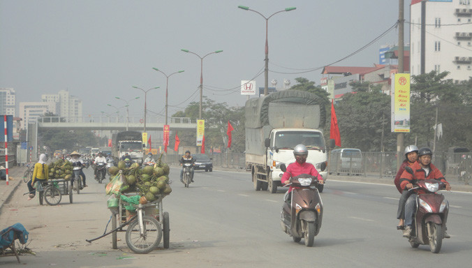 Hàng rong lấn chiếm lòng đường