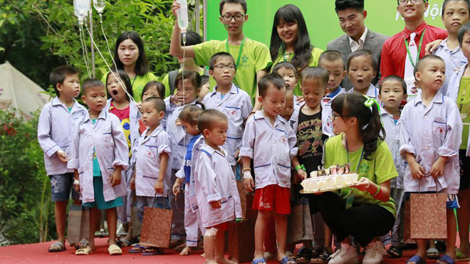 Các bệnh nhi háo hức bên chiếc bánh sinh nhật chung. Ảnh: Hồng Nhung.