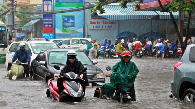 Người dân thành phố lại tiếp tục bơi trong biển nước. Ảnh: PV.