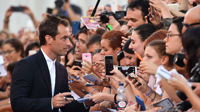 Jude Law tại Venice, anh tham gia phim Vị Giáo hoàng trẻ gây sốc với hình ảnh vị Giáo hoàng trẻ người Mỹ nghiện thuốc lá.