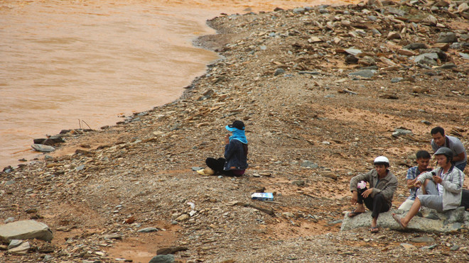 Chị Đặng Thị Hồng (người nhà nạn nhân Tiền) cầu nguyện một phép màu đưa anh trai mình trở về an toàn. Ảnh: Hoài Văn.