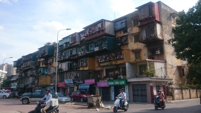 Các chung cư cũ xuống cấp nguy hiểm khiến bộ mặt Hà Nội nhếch nhác.