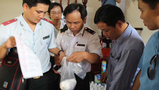 Phát hiện một công ty sử dụng chất Salbutamol bán cho cơ sở chăn nuôi. Ảnh: Ngô Bình.