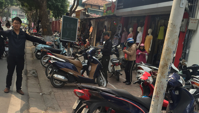 Một điểm trông giữ xe vi phạm. Ảnh: T.H.