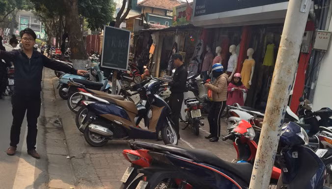 Một điểm trông giữ xe vi phạm. Ảnh: T.H.