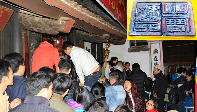 Hoàng thành sẽ không khai ấn và phát ấn như ở đền Trần? (ảnh lớn). Ấn gỗ “Sắc Mệnh Chi Bảo” được tìm thấy ở Hoàng thành Thăng Long (ảnh nhỏ). Ảnh: Trường Phong.