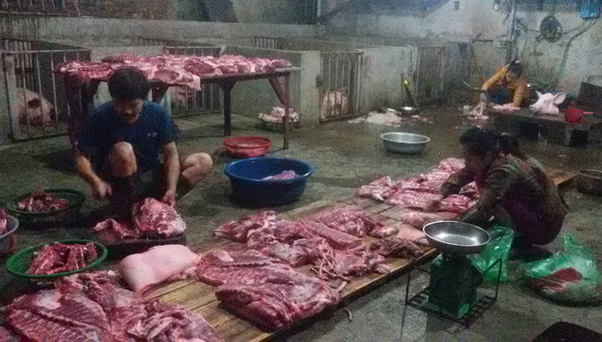 Bên trong một lò mổ ở Lỗ Xá.