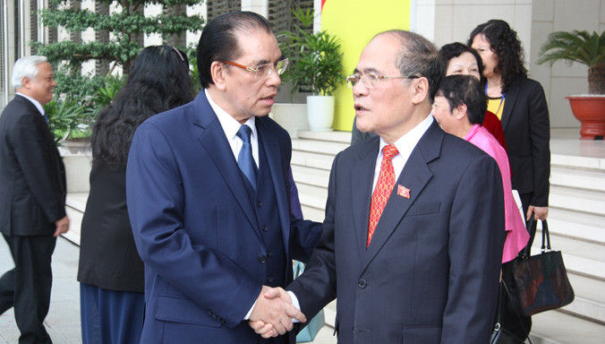 Chủ tịch Quốc hội Nguyễn Sinh Hùng và nguyên Tổng Bí thư, Nguyên Chủ tịch Quốc hội Nông Đức Mạnh trò chuyện trong ngày gặp mặt các thế hệ ĐBQH. Ảnh: DN.