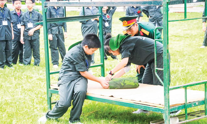 Học sinh hào hứng tham gia học kỳ quân đội dịp hè. Ảnh: Hồng Vĩnh.