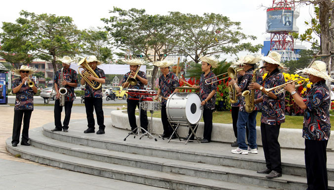 Kèn hơi xuống phố là hoạt động giải trí ngoài trời mới ở Đà Nẵng. Ảnh: Thanh Trần.