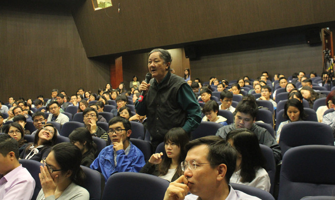 Độc giả tranh cãi tại tọa đàm về “Xứ Đông Dương”. Ảnh: Alphabooks.