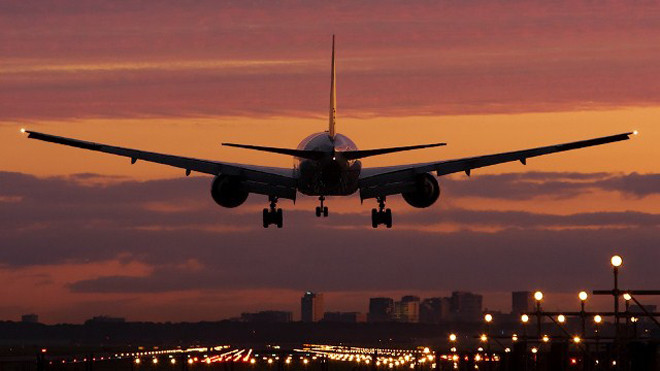 Máy bay trong đêm. Ảnh: Hồng Vĩnh.