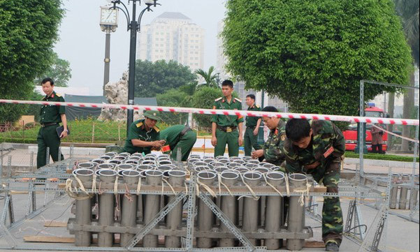 Các chiến sĩ lắp nối thiết bị bắn pháo hoa. Ảnh: Tri Thức trẻ.