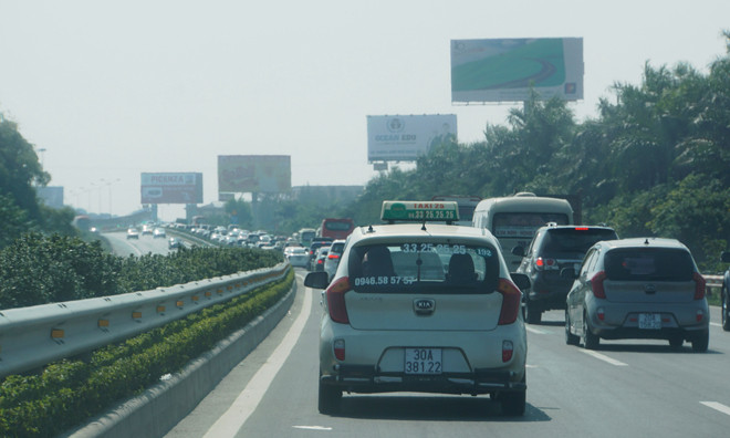 Ô tô trên đường Pháp Vân - Cầu Giẽ chuẩn bị qua trạm thu phí BOT. Ảnh: Bảo An.