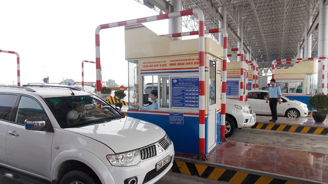 Theo TS Nguyễn Đình Cung, không có quy định nào ngăn cấm người dân giám sát hoạt động thu phí. Ảnh: Trọng Đảng.