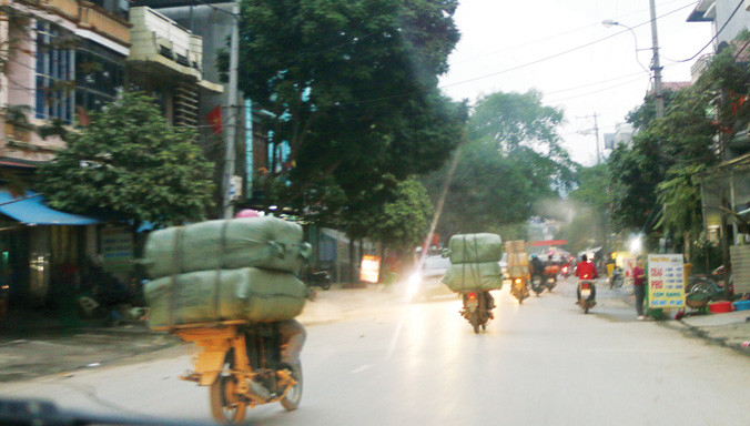 “Chim lợn” vừa chở hàng, vừa “canh đường” phòng người lạ vào khu vực vác hàng lậu.