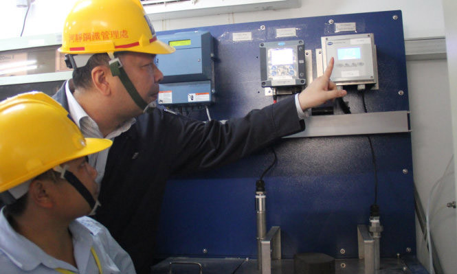 Ông Chu Xuân Phàm cùng với chuyên viên của Formosa. Ảnh: Tuổi Trẻ