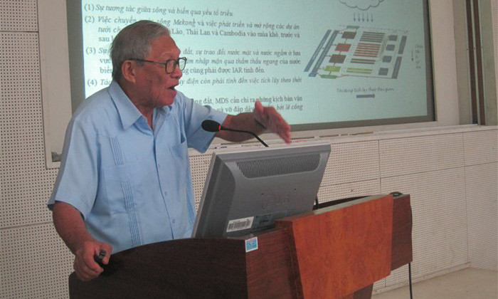 GS-TSKH Nguyễn Ngọc Trân trình bày tại hội thảo. Ảnh: Kinh Tế Sài Gòn.