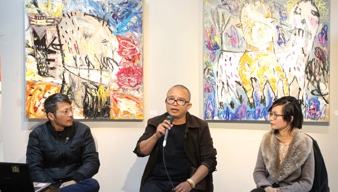 Họa sĩ Lê Kinh Tài (TPHCM) nói chuyện tại Tết Art 2016. Ảnh: BTC cung cấp.