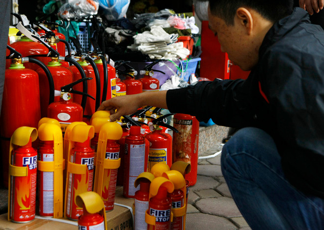 Trước nhu cầu gia tăng về bình cứu hỏa, nhiều cửa hàng đồng loạt tăng giá lên đến 250 nghìn/bình 500ml. Ảnh: Như Ý.