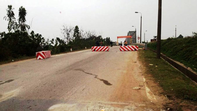 Các khối bê tông chắn đường lên cầu Việt Trì. Ảnh: otofun. 