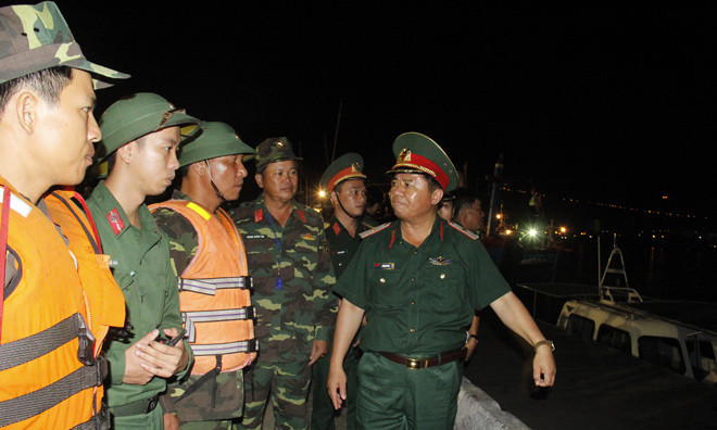 Lực lượng chức năng triển khai cứu người và tìm kiếm thi thể mất tích ngay trong đêm.