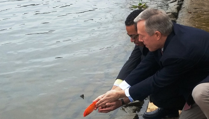 Đại sứ Mỹ Ted Osius thực hiện nghi lễ tiễn ông Công, ông Táo về trời tại Cố đô Huế. Ảnh: Ngọc Văn.