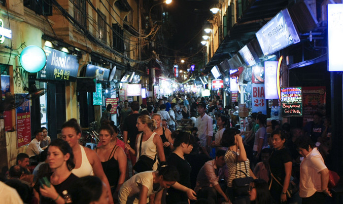 Từ 1/9, Hà Nội thí điểm kinh doanh dịch vụ đến 2h sáng. Ảnh chụp tại phố Tạ Hiện. Ảnh: Như Ý.