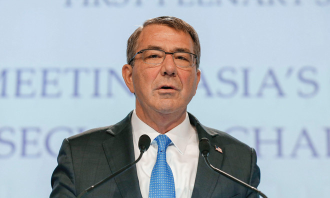 Ngày 4/6, tại Đối thoại Shangri-La, Bộ trưởng Quốc phòng Mỹ Ashton Carter tái khẳng định Mỹ ủng hộ duy trì tự do hàng hải trong khu vực, giải quyết tranh chấp bằng biện pháp hòa bình, phù hợp luật pháp quốc tế. Ảnh: EPA.