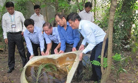 Kiểm tra việc diệt muỗi, loăng quăng phòng dịch bệnh ở khu dân cư.